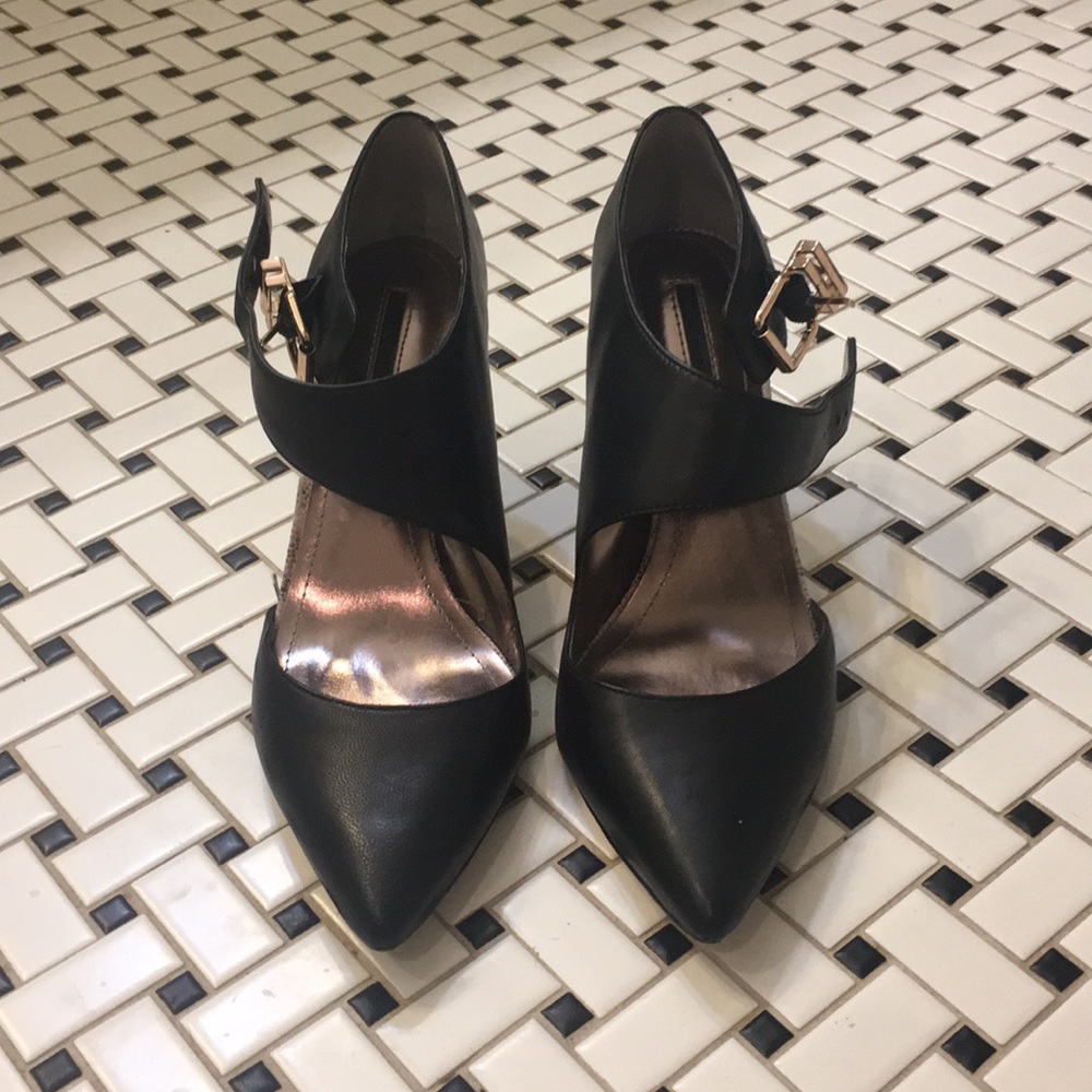 Perfect Black BCBG Heel!!